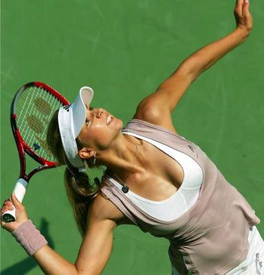 Maria Kirilenko-smokingwaitress.com